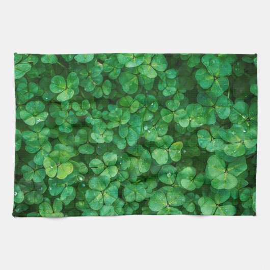 Lush Green Clovers met waterdruppels Theedoek (Horizontaal)