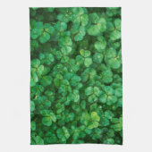 Lush Green Clovers met waterdruppels Theedoek (Verticaal)
