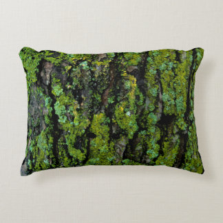 Lush, green, en mossy boomstam accent kussen