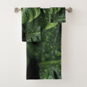 Lush Monstera Leaves with Morning Dew Drops (En situation)