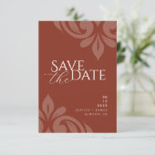 Lush Sienna Classic Script Damask Fotobruiloft Save The Date (Staand voorkant)