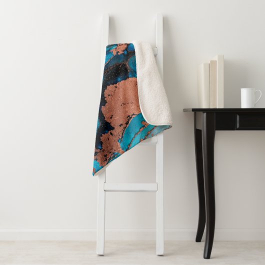 Luxe abstracte schilderkunst in alcoholinkt sherpa deken (In situ)