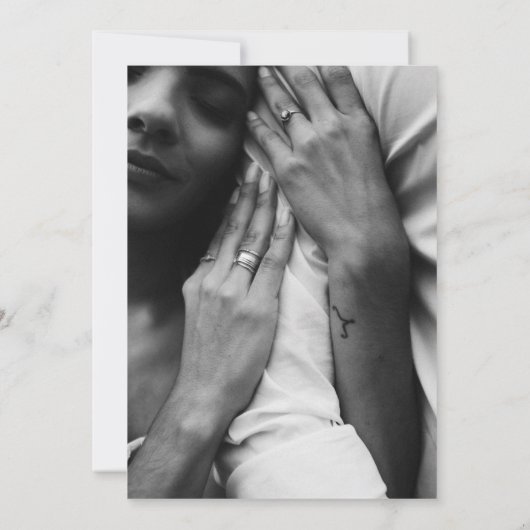 luxe bloemrijke zwarte, witte en rode trouw kaart (Achterkant)