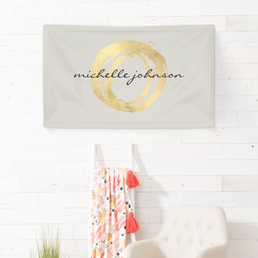 Luxe Faux Gold Painted Circle Designer Logo op Tan Spandoek (Insitu)