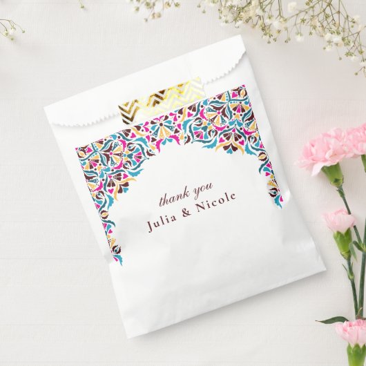 Luxe ivoren bloemstijl rand bruiloft met een grill bedankzakje (Gezegeld)