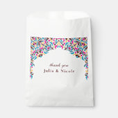 Luxe ivoren bloemstijl rand bruiloft met een grill bedankzakje (Voorkant)