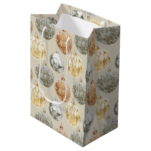 Luxe Metallic Ornamenten op Neutral Beige Medium Cadeauzakje (Voorkant Gekanteld)