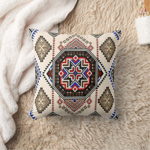 Luxe monochroom en oker tribal medaillon kussen