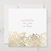 Luxe witgouden script floral mandala bruiloft kaart (Achterkant)