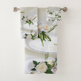Luxe, witte, vloeiende zijde en witte rozen. bad handdoek