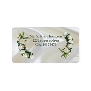 Luxe, witte, vloeiende zijde en witte rozen. etiket