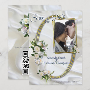 Luxe, witte, vloeiende zijde en witte rozen. kaart