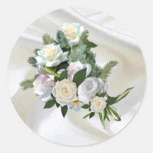 Luxe, witte, vloeiende zijde en witte rozen. ronde sticker