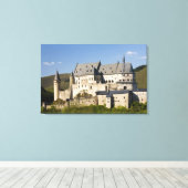 Luxemburg, Vianden. Vianden Chateau (b. 15th Canvas Afdruk (Insitu (Houten vloer))