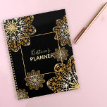 Luxueux Elégant Métallurgique Or Floral Mandala<br><div class="desc">Ce planificateur personnalisable présente une couverture noire épurée ornée de motifs en feuille d'or complexes de mandala fleuris. Le cadre rectangulaire doré au centre affiche fièrement votre nom dans un élégant cursif, ce planificateur étant le vôtre. Avec ce planificateur, vous pourrez suivre votre calendrier et vos objectifs tout en faisant...</div>