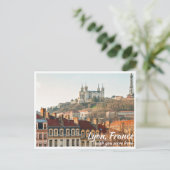 Lyon France avec carte postale Basilique (Debout devant)