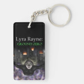 Lyra Rayne: Sleutelhanger op de grond (achterkant)