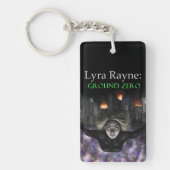 Lyra Rayne: Sleutelhanger op de grond (Voorkant)
