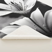 Lys en noir et blanc sur une couverture Sherpa (3/4)