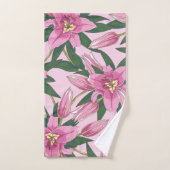 Lys fleuris dans la couverture de duvet rose paste (Serviette à main)