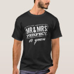 M. et Mme 10ème T-shirt de fête d'anniversaire de<br><div class="desc">T-shirt de M. et de Mme Perfect pour la 10ème fête d'anniversaire de mariage. Idée drôle de cadeau de jour du mariage pour les ménages mariés. Personalizable pour le mari et l'épouse. Conception vintage de timbre. 10 ans ensemble. Humour de mariage.</div>