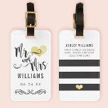 M. et Mme Monogram Black Gold Mariage<br><div class="desc">Les sacs élégants pour bagages de voyage pour le nouveau M et Mme sont dotés d'un design de script moderne avec des accents de coeur et de défilement, des rayures noir et blanc en gras et du texte personnalisé sur les côtés avant et arrière. Personnalisez avec votre nom et vos...</div>