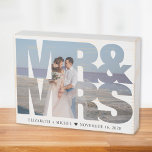 M. Mme Newlysaw Mariage photo<br><div class="desc">Signe unique et spécial en bois pour les jeunes mariés avec votre photo de jour de mariage dans un cadre formé par "Mr & Mrs" en gros caractères gras. Ajoutez vos prénoms et votre date de mariage dans une simple typographie moderne.</div>