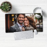 M. Mme Script Heart Flèches nouvellement mariées<br><div class="desc">M. Mme Script Typographie Nouveau marié Mouse Pad Desk Mat avec notre amusante typographie de M. et Mme avec les coeurs et les flèches. Ajoutez votre texte personnalisé pour un design personnalisé amusant! Veuillez nous contacter à cedarandstring@gmail.com si vous avez besoin d'aide pour la conception ou les produits correspondants.</div>