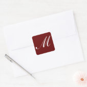 M Monogram Initiaal Wit op Donkerrood, Vierkante Sticker (Envelop)