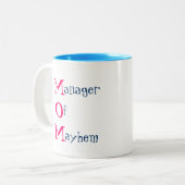 M.O.M. Manager van de Mok Mayhem (Voorkant links)