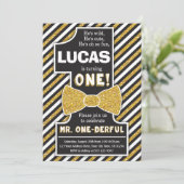 M. ONEderful Birthday Invitation (Debout devant)