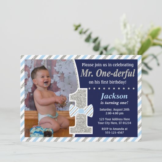 M. ONEderful Birthday Invitation (Debout devant)