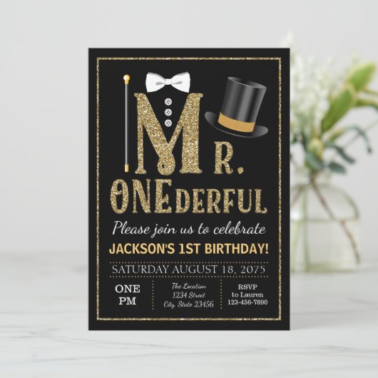 M. ONEderful Birthday Invitation (Debout devant)