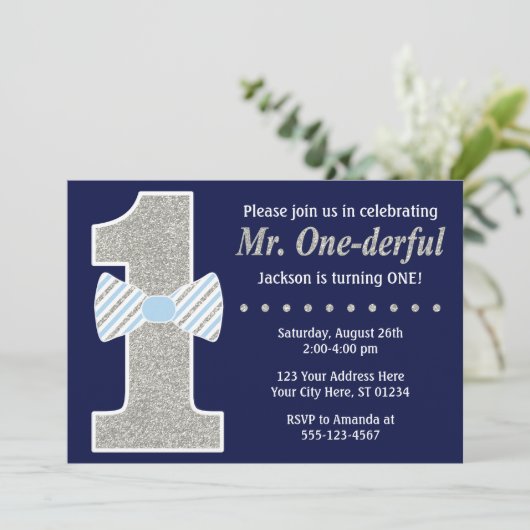 M. ONEderful Birthday Invitation (Debout devant)