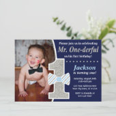 M. ONEderful Birthday Invitation (Debout devant)