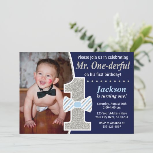 M. ONEderful Birthday Invitation (Debout devant)