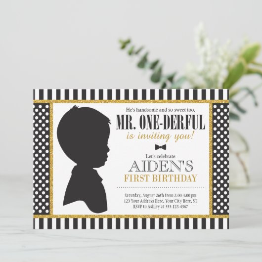 M. ONEderful Birthday Invitation (Debout devant)