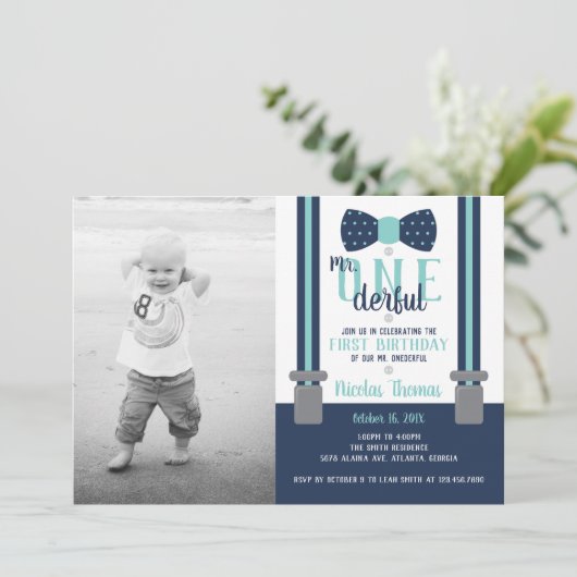 M. ONEderful Birthday Party Invitation (Debout devant)