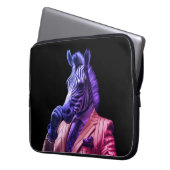 M. Zebra sur un sac d'électronique pour ordinateur (devant gauche)