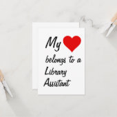 Ma carte appartient à un assistant de bibliothèque (Devant/Arrière en situation)