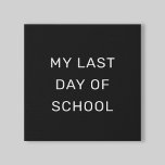 Ma Dernière journée d'école noir et blanc<br><div class="desc">Cette enseigne simple et élégante "My dernier day of school" présente un look de carton-lettres avec un arrière - plan imprimé noir et blanc TOUS les CASQUETTES sans serif. Le texte et le design peuvent être entièrement personnalisés.</div>