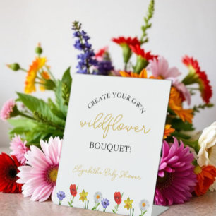Maak een boeket van wilde bloemen voor een babysho reclamebord met voetstuk