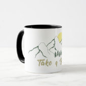 Maak een wandeling outdoor wandelen logo pijnbomen mok (Voorkant links)
