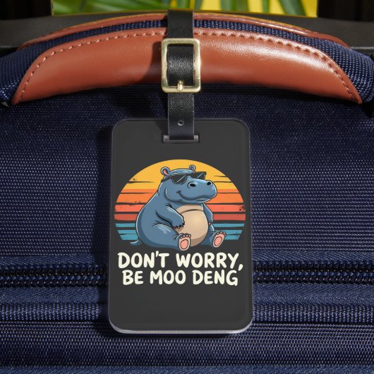 Maak je geen zorgen Moo Deng Baby Pygmy Hippo Retr Bagagelabel (Voorkant Insitu 2)