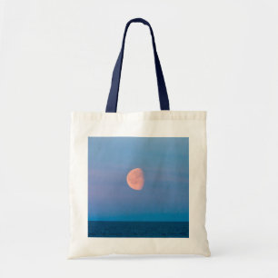 Maan boven de Beringzee   Russische verre Oosten Tote Bag