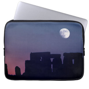 Maan boven Stonehenge Wiltshire, Engeland Laptop Sleeve