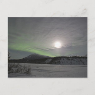 Maan komt op boven gordijn van groene aurora borea briefkaart