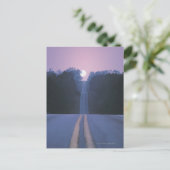 Maan over open weg briefkaart (Staand voorkant)