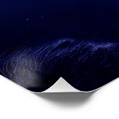 Maan reflecteert op het oppervlak van het meer perfect poster (Hoek)