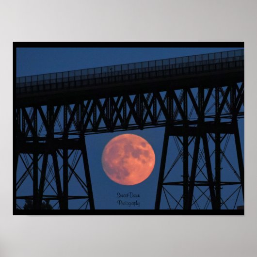 Maan stijgt onder loopbrug poster (Voorkant)